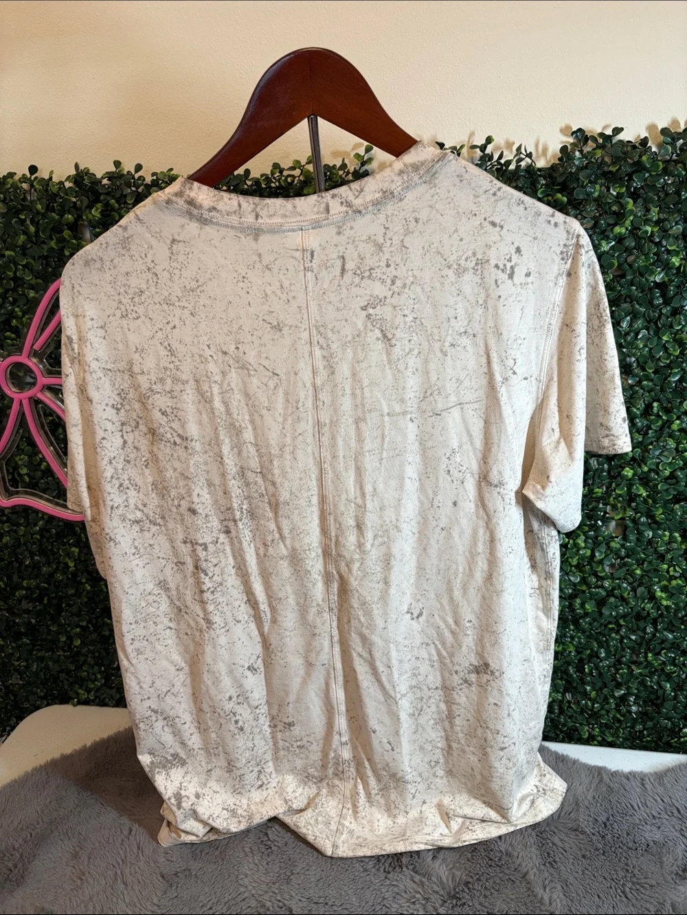 lululemon athletica Tee in Beige with Gray Marble Print Size 4